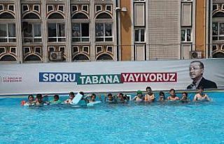 Bağcılarlı çocuklar havuzlarda serinliyor