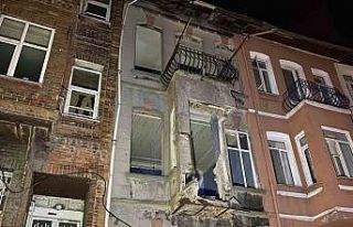 Balat’ta 3 katlı metruk binanın balkonu çöktü