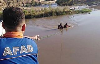 Baraj kapakları açılınca suya kapılan vatandaşın...