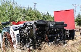 Barakaya çarpıp devrilen tırda 2 kişi yaralandı