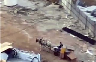 Başakşehir’de at arabası ile metro inşaatından...