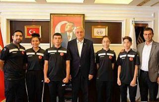 Başarılı sporcuları ödüllendirdi