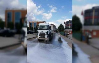 Başiskele’de yollar ve kaldırımlar temizleniyor