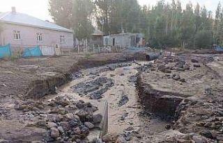 Başkale’de sağanak sele dönüştü, tarım arazileri...