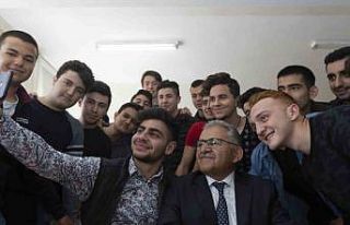 Başkan Büyükkılıç, YKS sonuçlarını kutlayarak...