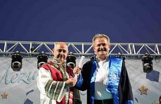 Başkan Mustafa Koloğlu diplomasını aldı