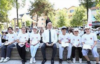 Başkan Özlü gençleri yalnız bırakmadı