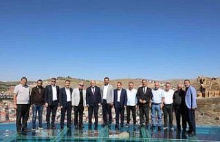 Başkan Pekmezci misafirlerini seyir terasında ağırladı