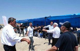 Başkan Yüzügüllü çiftçilerle çiftetelli oynadı