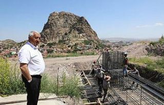 Başkan Zeybek’in işçilerin başında elleri cebindeki...