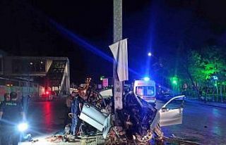 Başkentte direğe çarpan araç hurdaya döndü:...