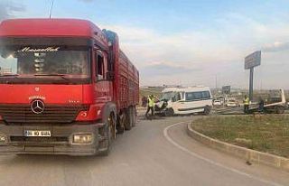 Başkentte işçileri taşıyan servis aracı kamyonla...