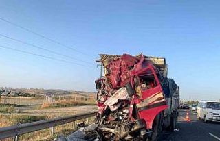 Başkentte kamyon otobüse çarptı: 12 yaralı