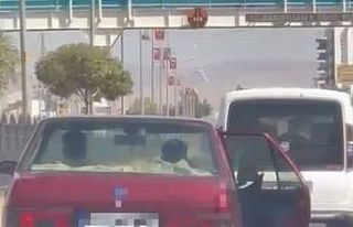 Batman’da kapısı açık şekilde ilerleyen otomobil...