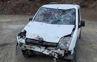 Batman’da şarampole yuvarlanan araçta 4 kişi...