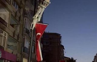 Bayrak hassasiyeti yıkımı durdurdu