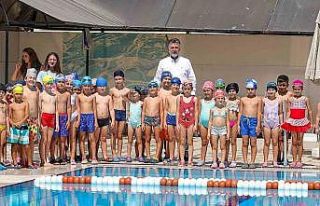 Bayraklı Belediyesinin yüzme havuzuna yoğun ilgi