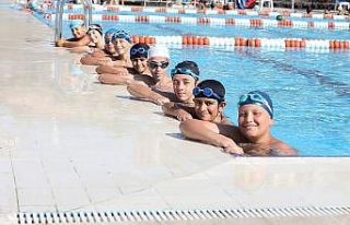 Bayraklı sahilindeki havuz, çocukları bekliyor