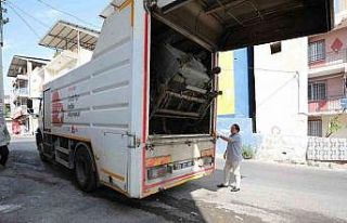 Bayraklı sokaklarında yaz temizliği