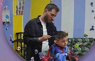 Berber fobisi olan çocuklar için dükkânını oyuncaklarla...