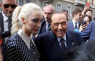 Berlusconi’den 33 yaşındaki sevgilisine 100 milyon...