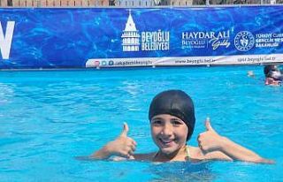 Beyoğlu’nda çocuklar portatif yüzme havuzlarında...