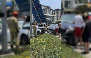 Beyoğlu’nda kaza yapan iki araç yön levhasına...