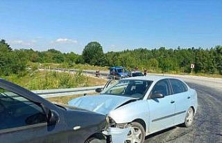 Bilecik’te 2 otomobil kafa kafaya çarpıştı