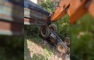 Bilecik’te devrilen traktörün altında kalan sürücü...