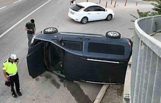 Bilecik’te kontrolden çıkan araç, üst geçidin...