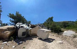 Bilecik’te mermer blok yüklü kamyon devrildi,...