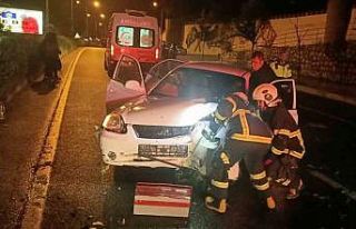 Bilecik’te otomobil aydınlatma direğine çarptı:...