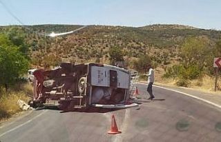 Bingöl’de minibüs yan yattı