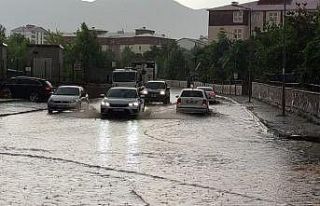 Bingöl’de sağanak etkili oldu, yollar göle döndü