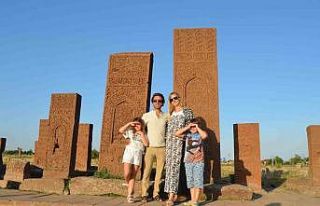 Bitlislilerin ünlü gelini büryan yedi, Van Gölü’nde...