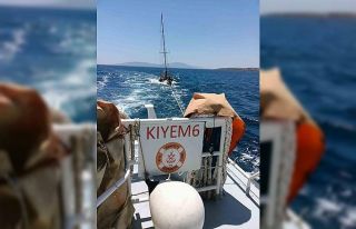 Bodrum’da arızalanan tekneyi Kıyı Emniyet ekipleri...