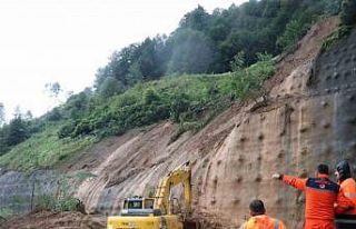 Bolu Dağı Tüneli’nde heyelanın temizlik çalışmaları...