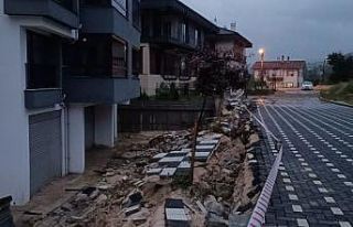 Bolu’da taşan derelerin suyu istinat duvarını...