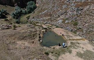 Bu göle girenler hem serinliyor hem de şifa buluyor