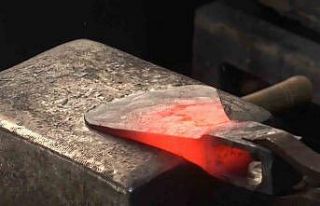 Bunaltıcı sıcağa rağmen mesleğini yaşatmaya...