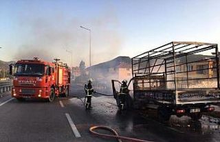 Burdur’da seyir halindeki kamyonet alev alev yandı