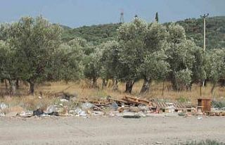 Burhaniye’de çöplük yangınına köpüklü müdahale