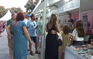 Burhaniye’de Fuar sayesinde kitaplar okuyucuları...