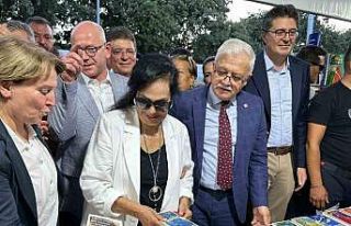 Burhaniye’de Kitap Fuarı’nda Türkan Şoray rüzgarı...