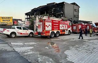 Burhaniye’de mobilya mağazası yandı