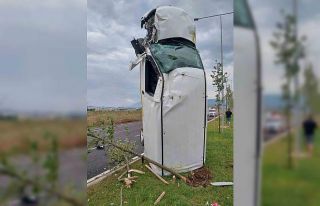 Bursa’da direğe çarpan hafif ticari araç şaha...