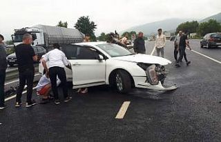 Bursa’da otomobil bariyerlere çarptı: 4 yaralı