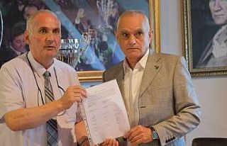 Bursaspor’un yeni başkanı Recep Günay mazbatasını...