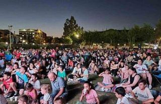 Büyükşehir’in açık hava sinemalarına vatandaşlardan...