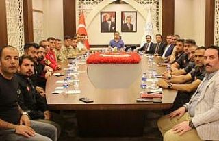 Buzulların altında kalan 2 kişiyi arama çalışmaları...